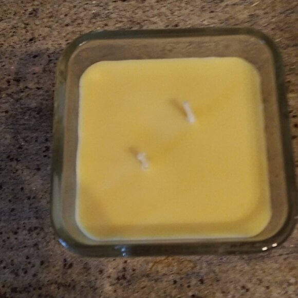 Yankee Candle - LARGE - 19.5 oz glass jar - 2 Wick - Revitalizing Ginger & Lemon - Picture 2 of 4